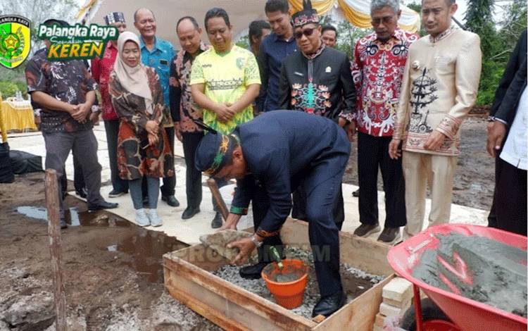 Ketua DPRD Palangka Raya Hadiri Peletakan Batu Pertama Pembangunan SD di Jalan Kalibata III
