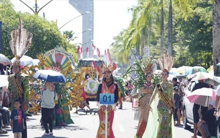 Palangka Raya Raih Penghargaan Karnaval Budaya Terbaik I di Ajang FBIM 2025