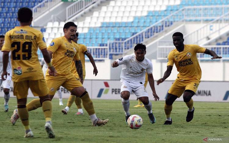 Semen Padang Pecundangi Tuan Rumah Arema FC 2-0
