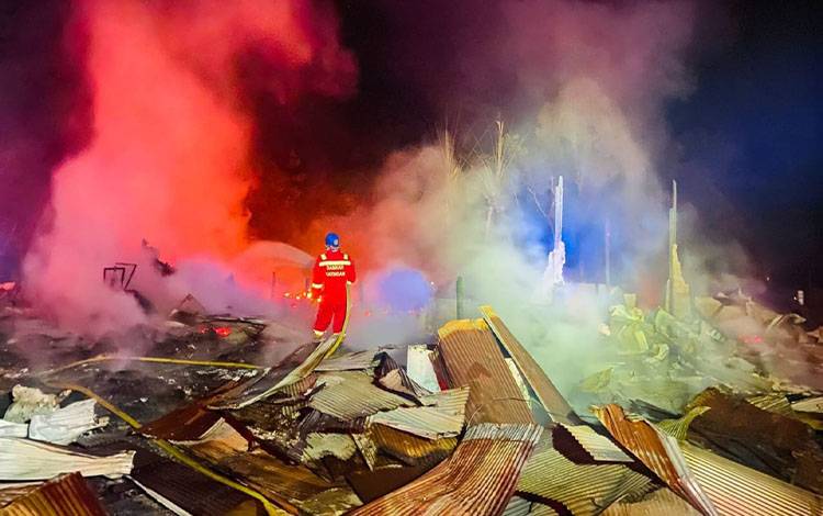 Kebakaran di Tumbang Manggu Hanguskan Puluhan Rumah Termasuk 1 Mobil