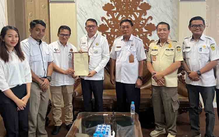 Kantor Pertanahan Gunung Mas Serahkan Sertifikat Tanah Sekolah Rakyat