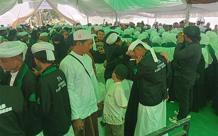 Tangis Haru Warnai Perpisahan Santri Darul Amin Sampit ketika Mencium Kaki Orangtuanya