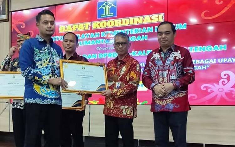 Pemkab Lamandau Terima Penghargaan Terbaik Kualitas Produk Hukum Daerah