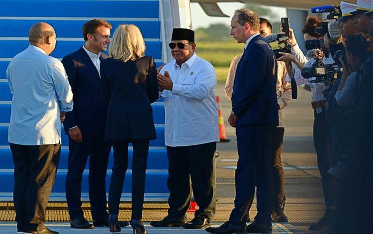 Presiden Prabowo Antar Langsung Keberangkatan Macron ke Singapura