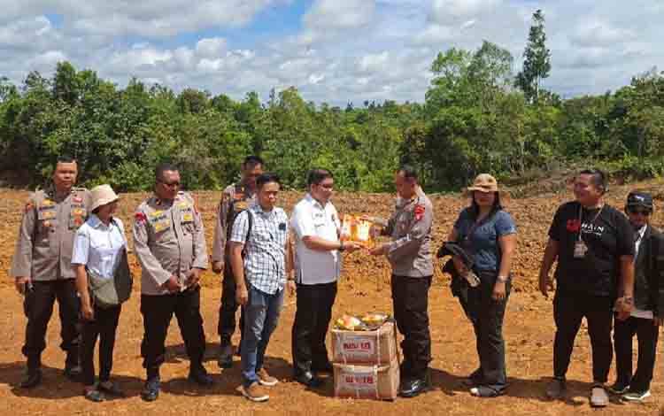 Dinas Petanian Gunung Mas Serahkan Bantuan Bibit Jagung kepada Poktan Binaan Polres