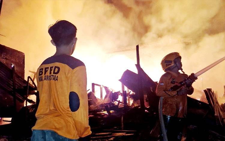 Kebakaran Besar Terjadi Barut, 6 Rumah dan 3 Kendaraan Hangus Terbakar