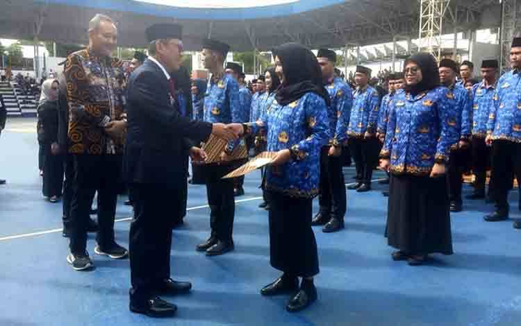 Pj Bupati Barito Utara Serahkan 1.103 SK CPNS Formasi 2024