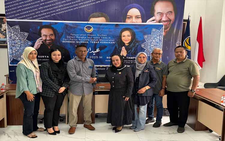 Wasekjend Bapillu DPP NasDem Sondang T. Tampubolon Serahkan 3 Ekor Sapi Kurban untuk Warga Palangka Raya