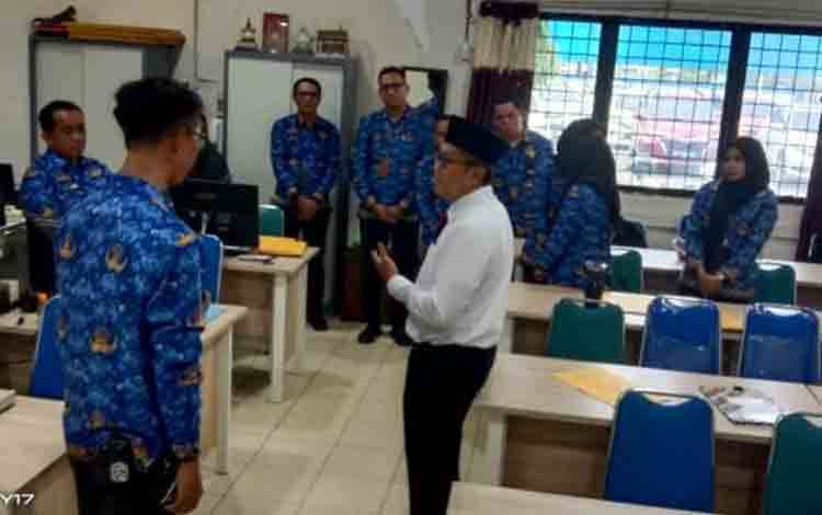 Pj Bupati Barito Utara Lakukan Inspeksi Mendadak ke Ruang Bagian Setda