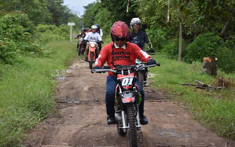 Bupati Kapuas Tinjau Jalan Rusak Naik Trail, Respons Keluhan Warga