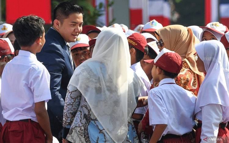 Seskab Teddy Bantah Rumor Kapolri akan Diganti