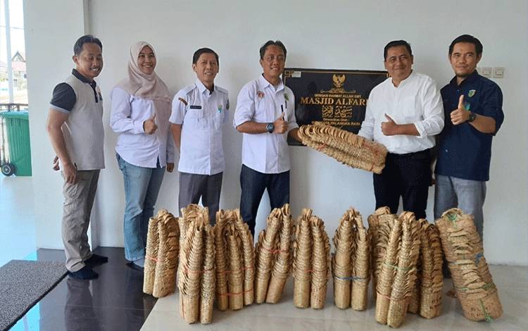 DLH Palangka Raya Bagikan 1.000 Bakul Purun untuk Kurban Idul Adha