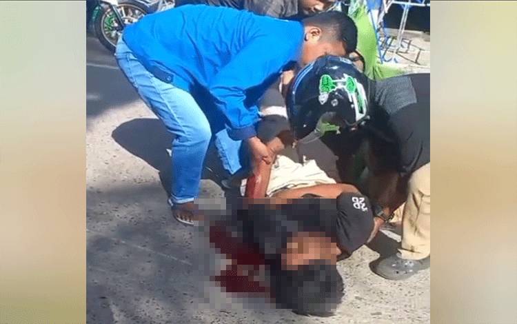Dua Orang Pemotor Alami Luka Parah Usai Bertabrakan dengan Mobil di Jalan HM Arsyad Sampit