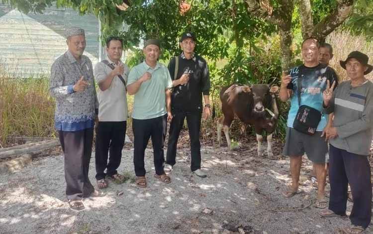 Masjid Nurul Iman Petuk Katimpun dapat Bantuan Sapi Kurban dari Walikota Palangka Raya