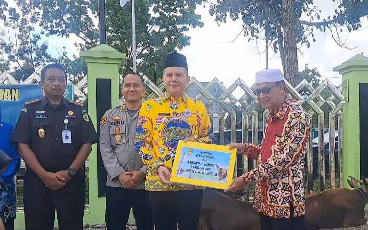 Bupati Gunung Mas Serahkan Hewan Kurban sebagai Ucapan Syukur