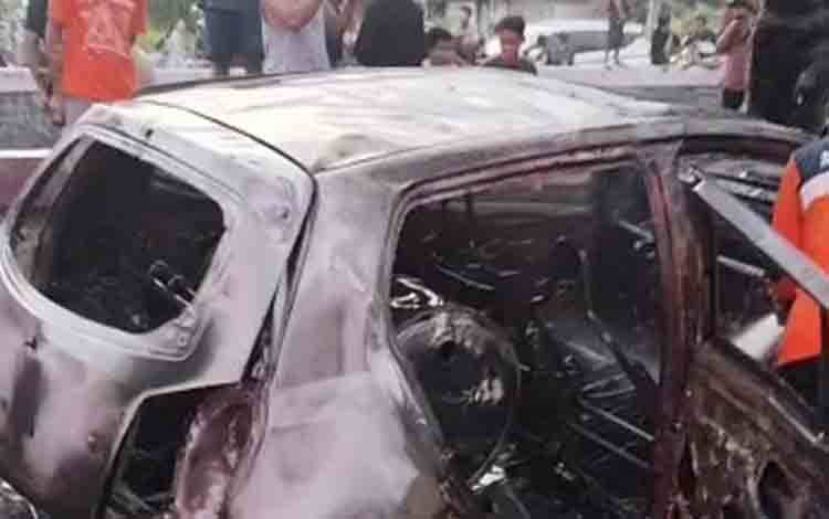 Mobil Minibus Terbakar di Dekat SPBU Bukit Keminting Palangka Raya
