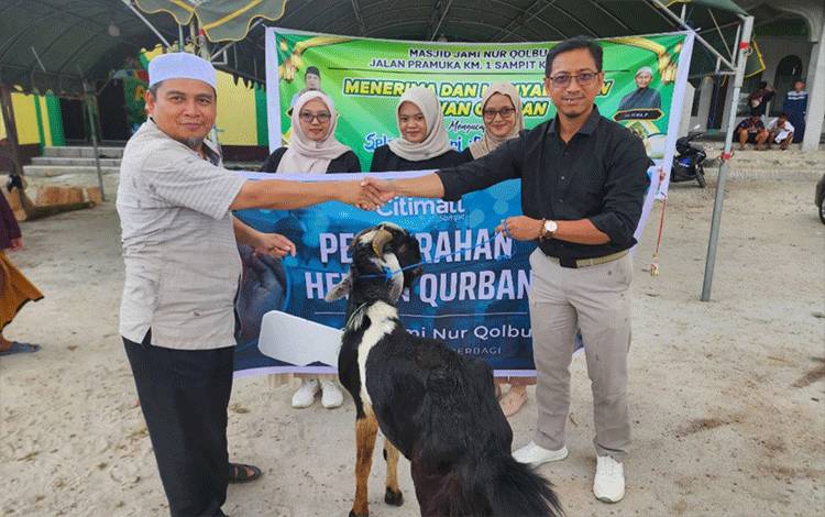 Iduladha Momen Berbagi Hadirkan Qurban untuk Warga Sampit