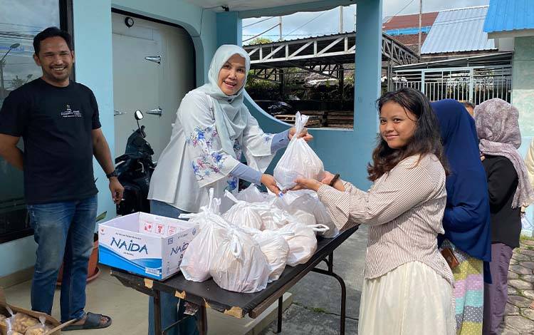 Borneonews-Palangka Post Gelar Penyembelihan Hewan Kurban, Berbagi Berkah untuk Masyarakat Sekitar