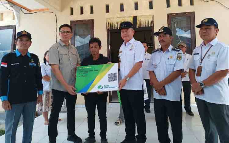 100 Hari Kerja, Bupati-Wabup Gumas Bagikan BPJS Ketenagakerjaan