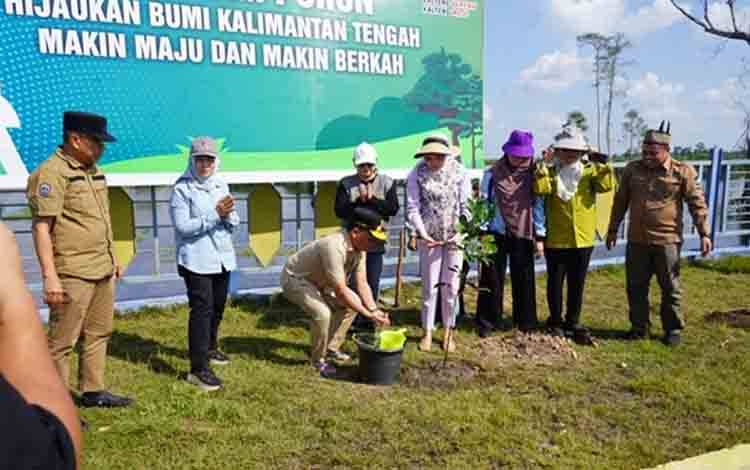 Gubernur Kalteng Tanam Pohon di Danau Asam, Dorong Penghijauan Berkelanjutan