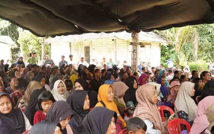 Gubernur Kalteng Subsidi Sembako, Warga Riam Durian Dapat Paket Gratis