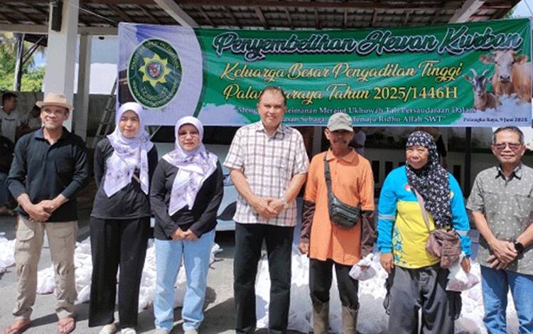 Pengadilan Tinggi Palangka Raya Berbagi Berkah Iduladha Bersama Pasukan Kebersihan dan Ojek Daring