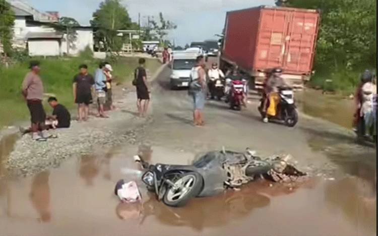 Kecelakaan di Jalan Rusak Km 18 Kereng Pangi Sebabkan Ibu dan Bayi Tewas