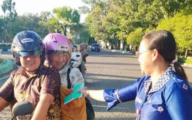 Cegah Lonjakan COVID-19, Dinkes Kapuas Bagikan Masker dan Vitamin kepada Warga