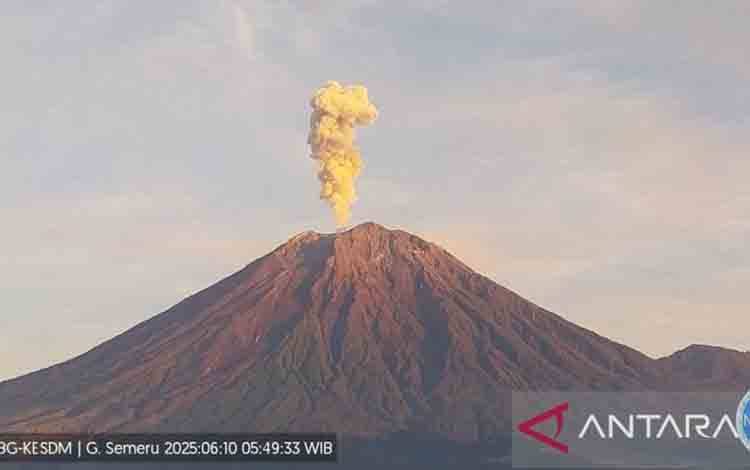 Gunung Semeru Erupsi Disertai Letusan Setinggi 1.000 M di atas Puncak