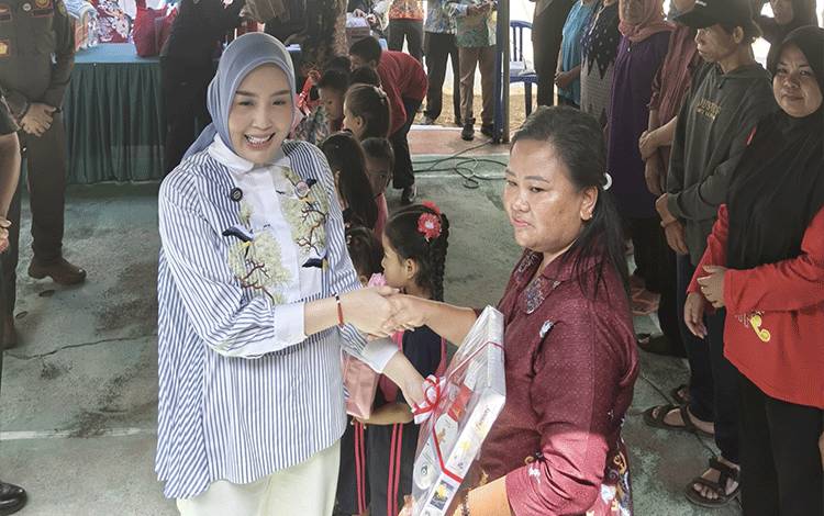Aisyah Agustiar Sabran Serahkan Bantuan Gubernur untuk 6 Bidang SPM