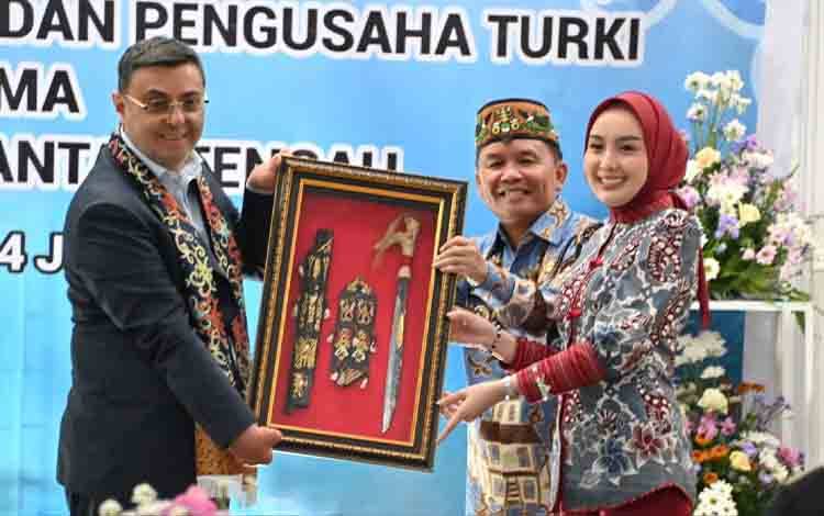 Gubernur Kalteng Tunjukan Semangat Falsafah Huma Betang Bersama Delegasi Turki