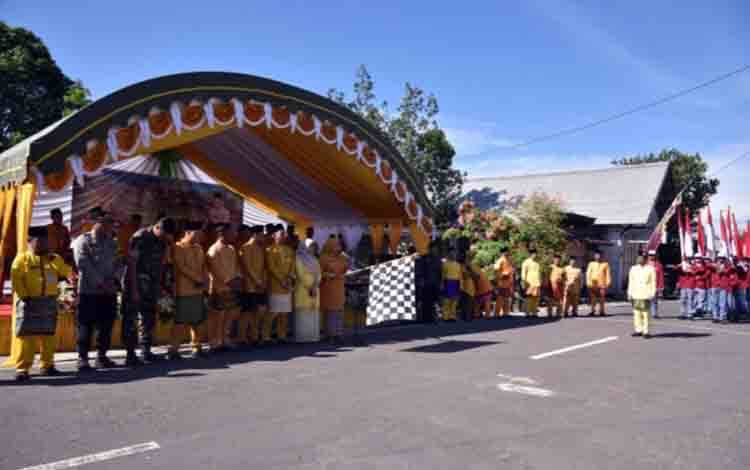 Bupati Kobar Apresiasi Semangat Warga dalam Melestarikan Budaya Lewat Pawai HUT ke-422 Kutaringin