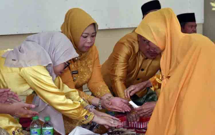 Adat Tampung Tawar dan Ramah Tamah Hiasi Rangkaian HUT ke-422 Kutaringin