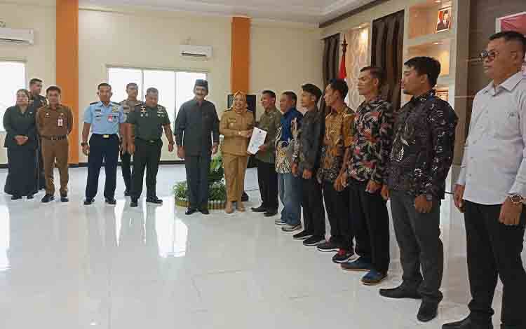 Bupati Kobar Serahkan SK UHU Pembentukan Koperasi Desa/Kelurahan Merah Putih