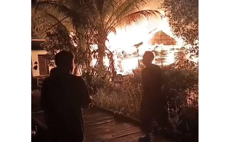 Sebuah Rumah Warga di Samuda Kotim Ludes Terbakar