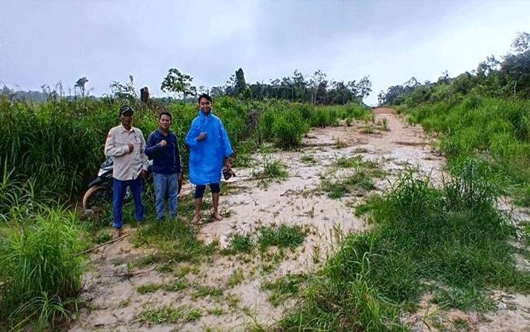 DPRD Barut Dampingi Kades Butong dan Petugas PLN Kalteng Survei Rencana Jaringan Listrik di Dua Desa