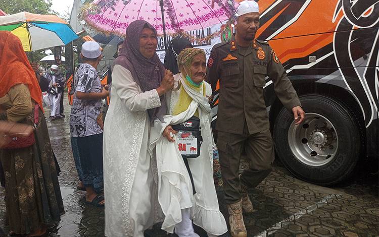 Meski Hujan Deras, Bupati Kobar Sambut Kepulangan Ratusan Jamaah Haji
