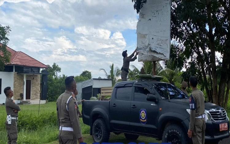Satpol PP Seruyan tertibkan Reklame Tanpa Ijin di Kuala Pembuang