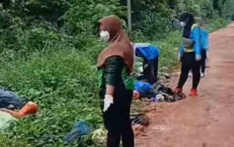 Warga Keluhkan Sampah yang Dibuang di Tepi Jalan Umum