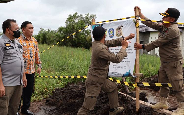 Satpol PP Palangka Raya Hentikan Proyek Perumahan Tak Berizin di Jalan Bukit Parawen