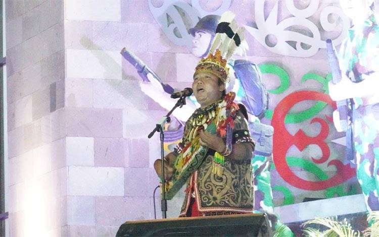 Salah satu penampilan dalam rangkaian Huma Betang Night di Bundaran Besar Palangka Raya, Sabtu malam, 21 Juni 2025. (FOTO: SETDA KALTENG)