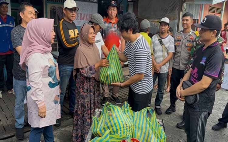 Forum Relawan Pemadam Palangka Raya Salurkan Bantuan Sembako untuk Korban Kebakaran di Puntun