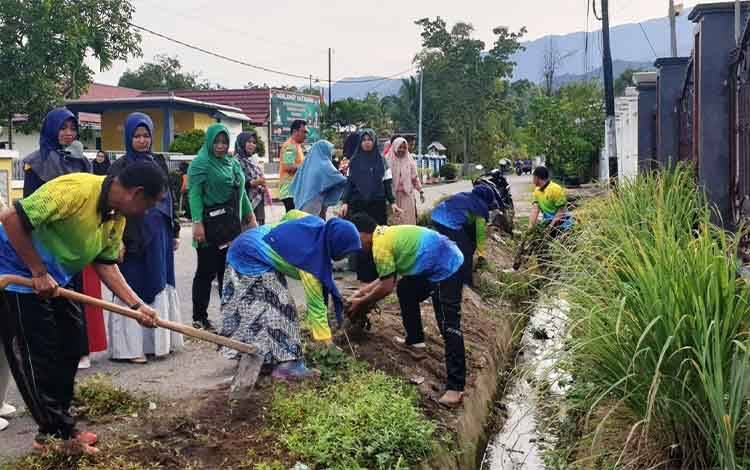 ASN Lamandau Turun Tangan Bersihkan Trotoar dan Plangson