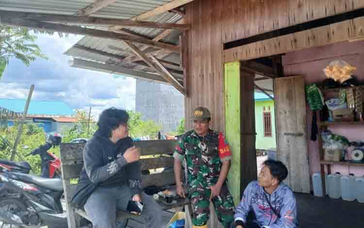 Babinsa Kamipang Katingan Ajak Jaga Keamanan dan Antisipasi Musim Hujan
