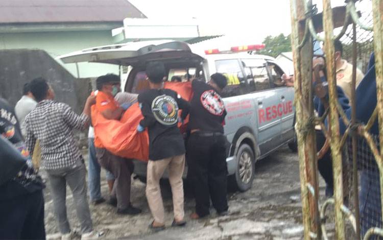 Gegerkan Warga, Seorang Pria Ditemukan Tewas Menbusuk di Rumah Kosong Belakang PN Pangkalan Bun