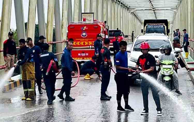 Jelang HUT ke-75 Barito Utara, Disdamkarmat Turunkan 180 Personel Bersihkan Jalan Protokol