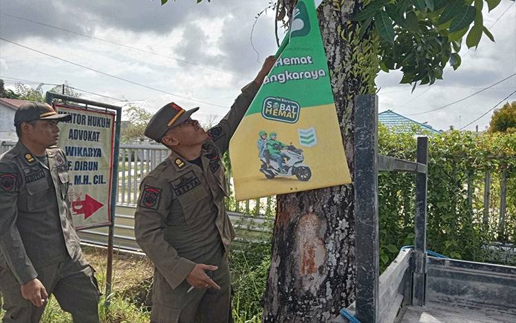 Satpol PP Kalteng Tertibkan Reklame Iklan Ilegal