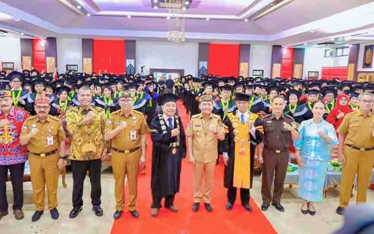 Gubernur Kalteng Hadiri Wisuda di UPR, Kukuhkan 1.022 Lulusan