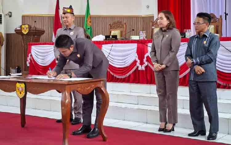 DPRD Gunung Mas TTD Kesepakatan bersama Bupati Terkait 3 Raperda Ini