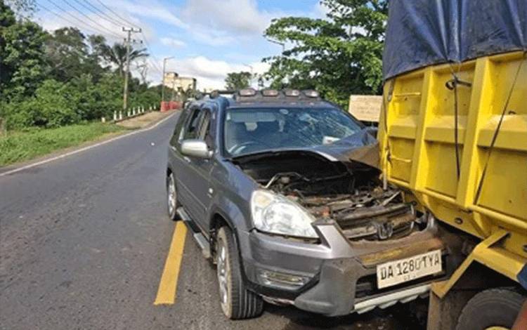 Truk Parkir Sembarangan Dihantam Mobil HRV di Barimba Kapuas
